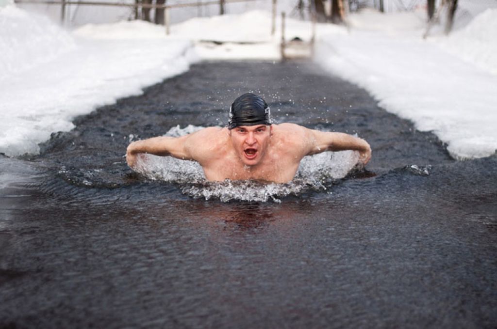 Ледяное купание. Моржевание в проруби. Моржевание закаливание. Зимнее плавание. Морж спортсмен.